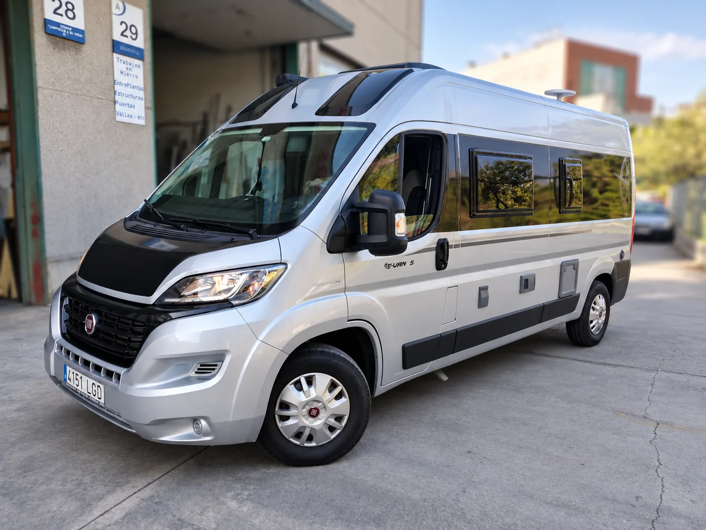 Camper Fiat E-Van 5 con vinilo lateral Camper Fiat E-Van 5 con vinilo negro lateral y acabado personalizado